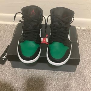 Jordan 1 “Pine Green” size 8.5 very good condition